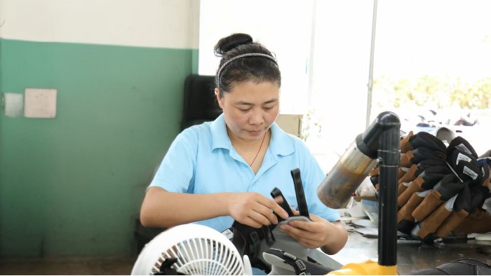 百華鞋業匠心傳承，一名員工榮獲2024年度“山東省技術能手”稱號