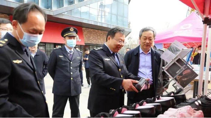 百華鞋業參加沂南縣舉辦紀念3?15國際消費者權益日主題活動